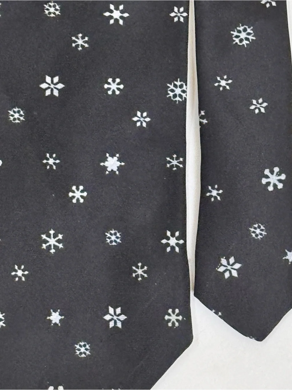 Brooks Brothers Makers Men’s Necktie Black Silk Tie with White Snowflakes